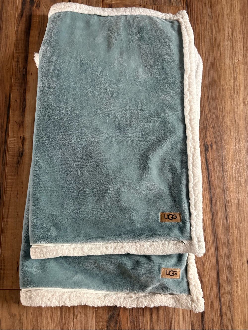 UGG 2 Standard Pillow Sham Covers‎ Blue White Faux Fur Rectangle Solid Zippered